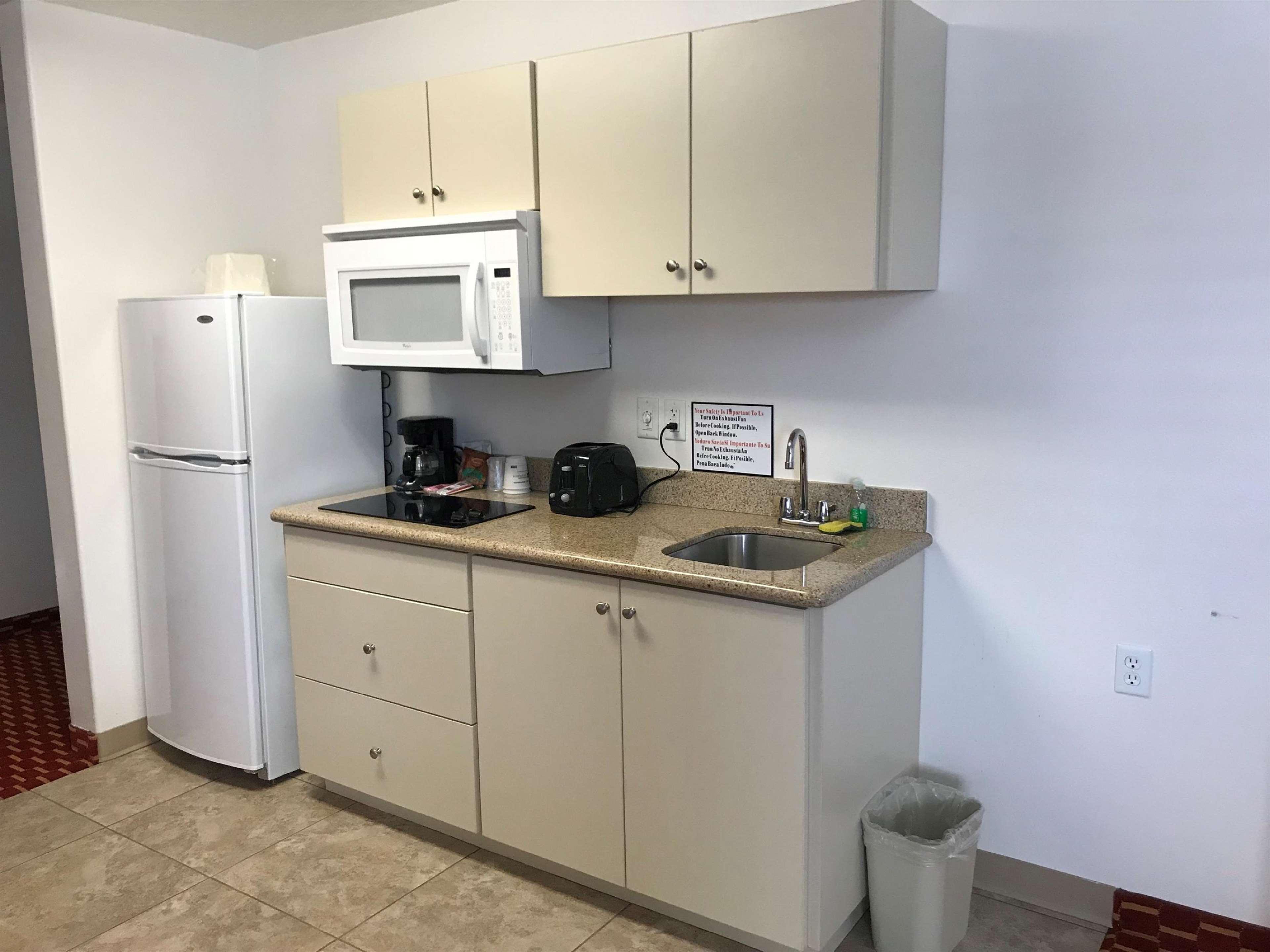 Executive Inn & Suites Extended Stay - Вернал Экстерьер фото
