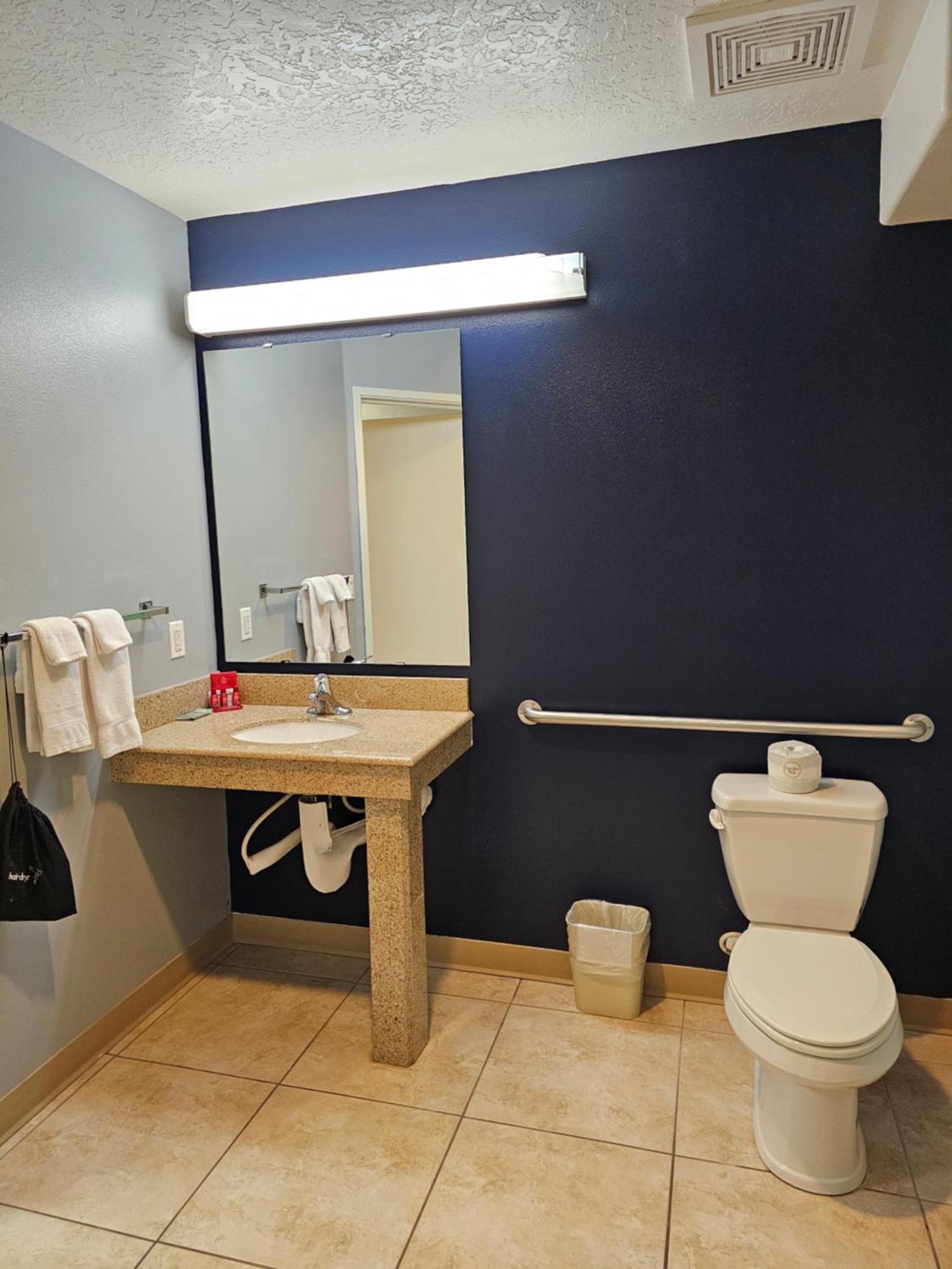 Executive Inn & Suites Extended Stay - Вернал Экстерьер фото