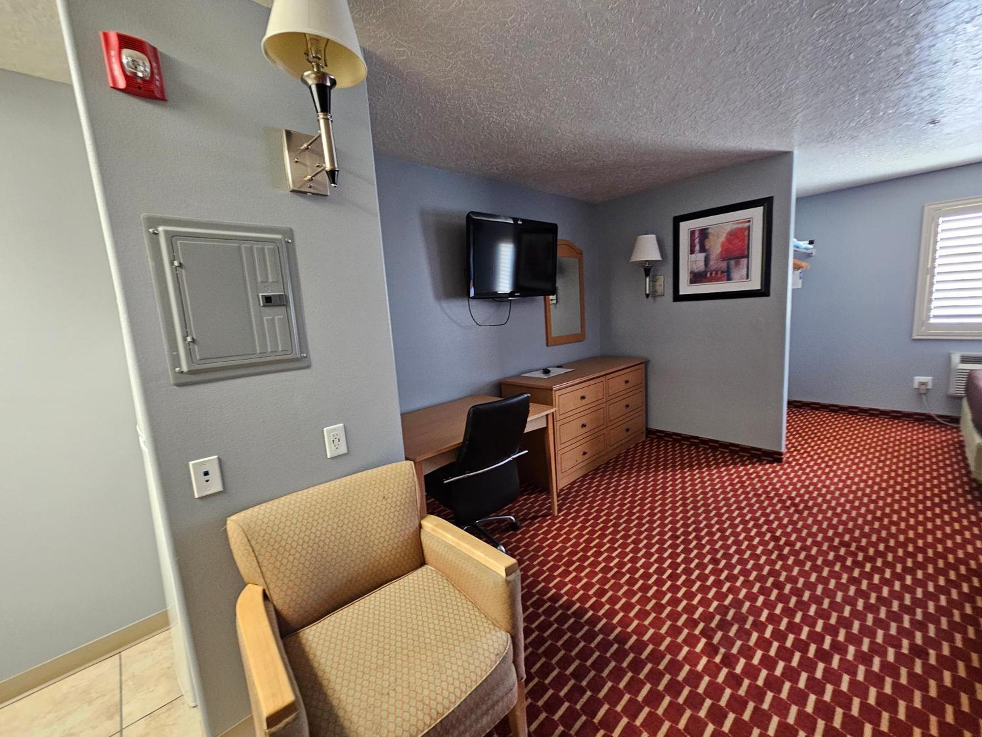 Executive Inn & Suites Extended Stay - Вернал Экстерьер фото