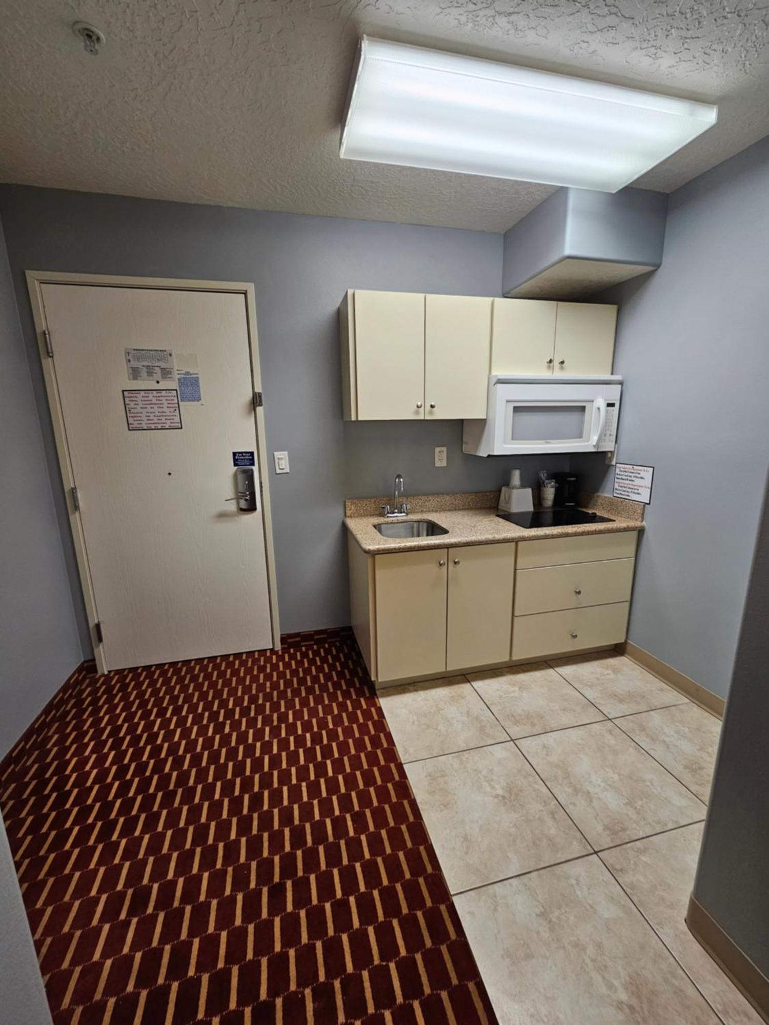 Executive Inn & Suites Extended Stay - Вернал Экстерьер фото