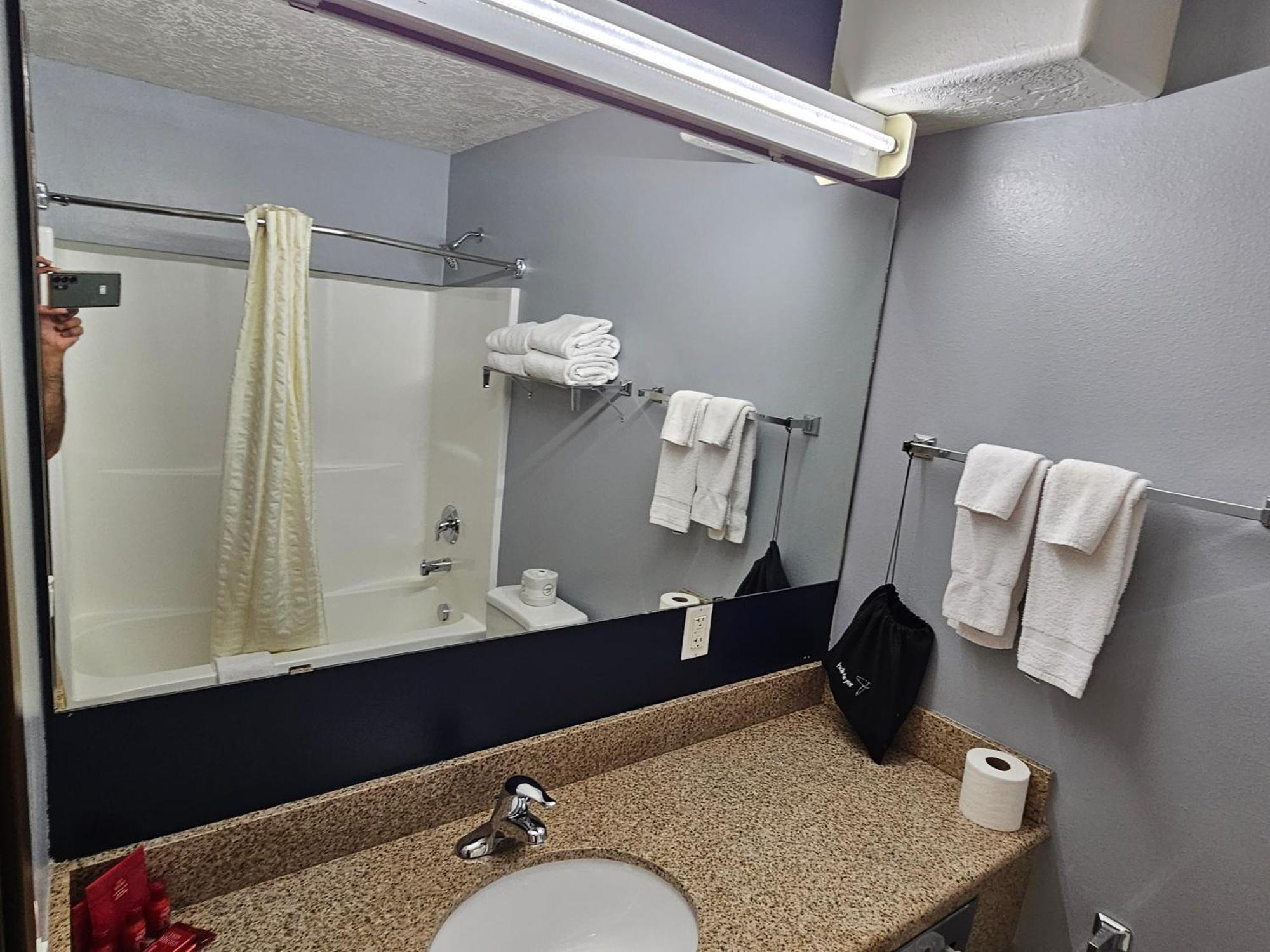 Executive Inn & Suites Extended Stay - Вернал Экстерьер фото