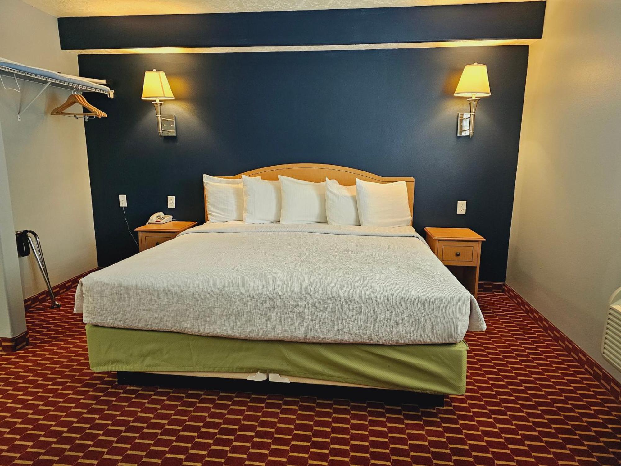 Executive Inn & Suites Extended Stay - Вернал Экстерьер фото