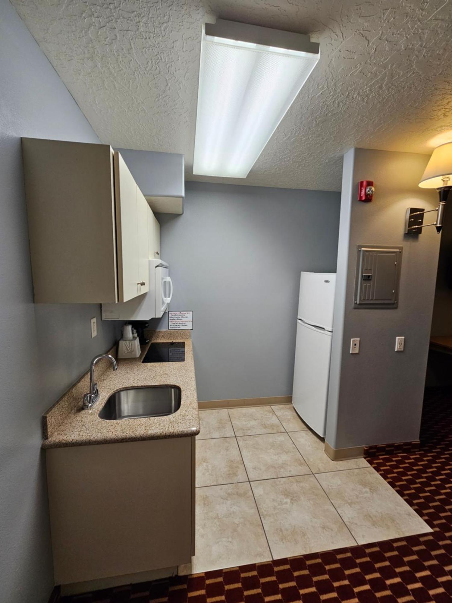 Executive Inn & Suites Extended Stay - Вернал Экстерьер фото