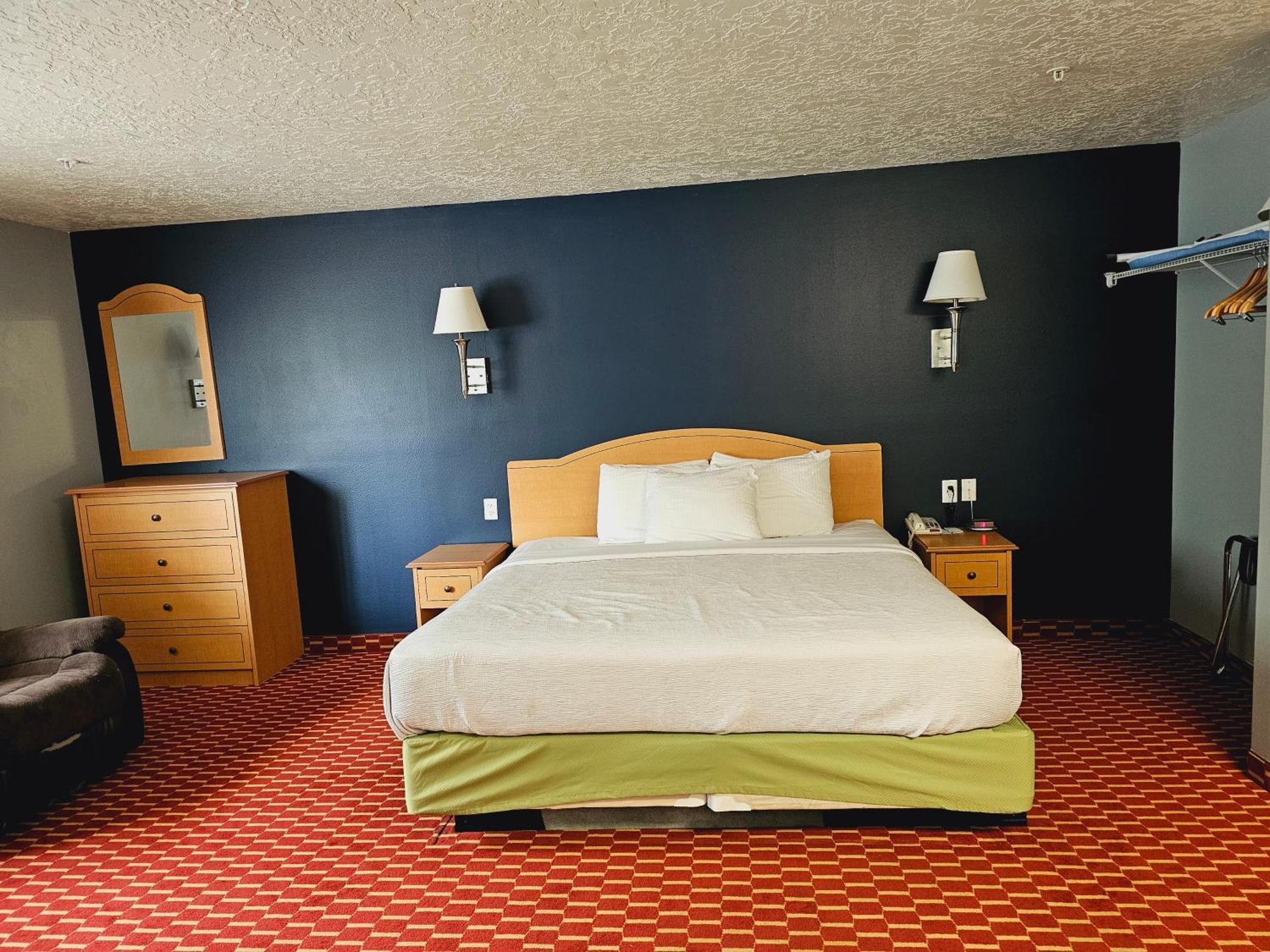 Executive Inn & Suites Extended Stay - Вернал Экстерьер фото