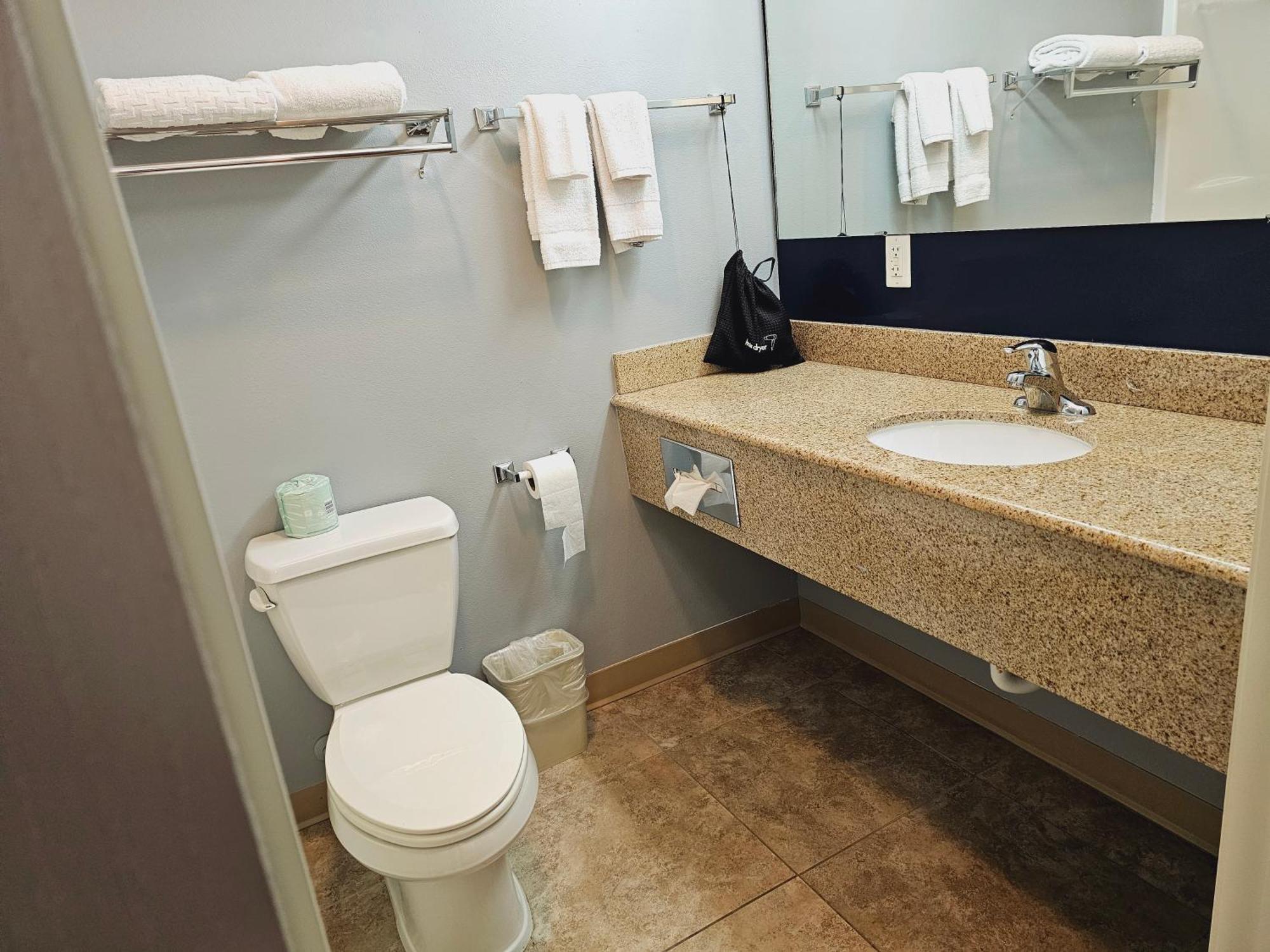 Executive Inn & Suites Extended Stay - Вернал Экстерьер фото