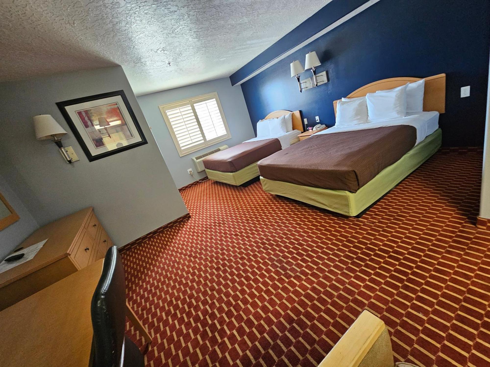 Executive Inn & Suites Extended Stay - Вернал Экстерьер фото