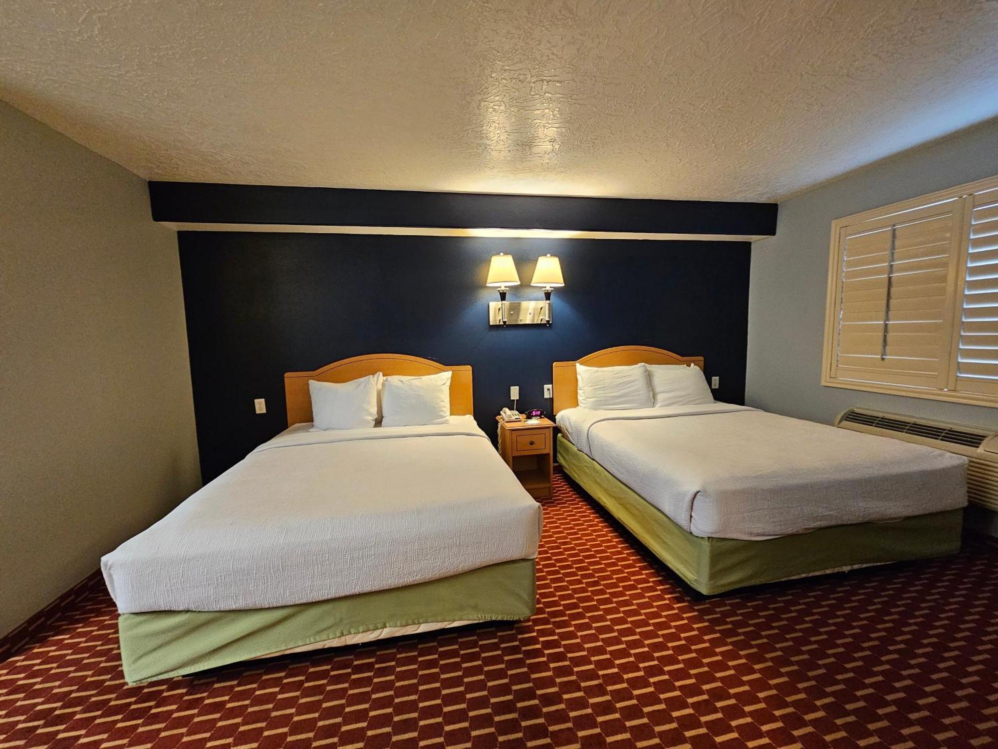 Executive Inn & Suites Extended Stay - Вернал Экстерьер фото