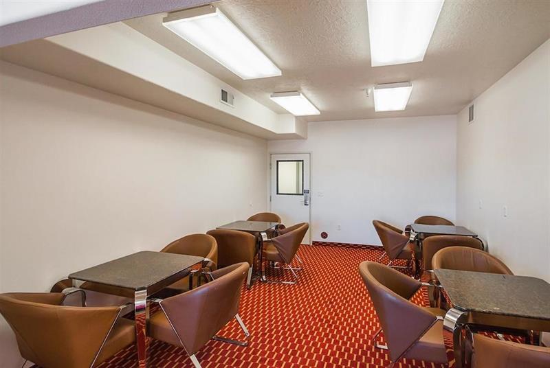Executive Inn & Suites Extended Stay - Вернал Экстерьер фото