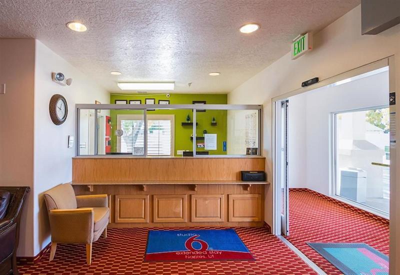 Executive Inn & Suites Extended Stay - Вернал Экстерьер фото